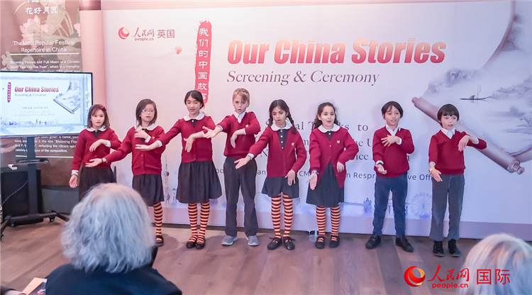 肯辛頓韋德預備學校小學生表演。人民網 郭錦標攝