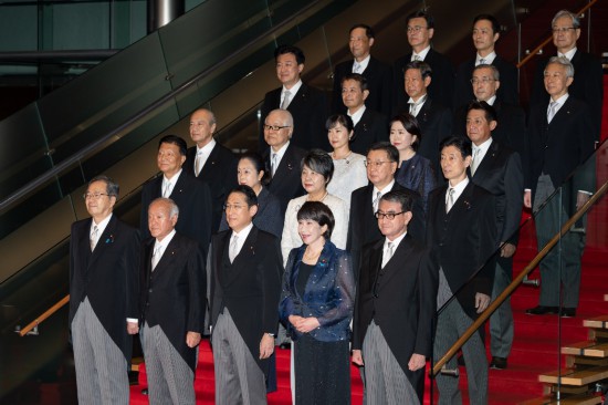 9月13日，日本首相岸田文雄（前排中）在東京的首相官邸率閣僚合影。新華社記者張笑宇攝