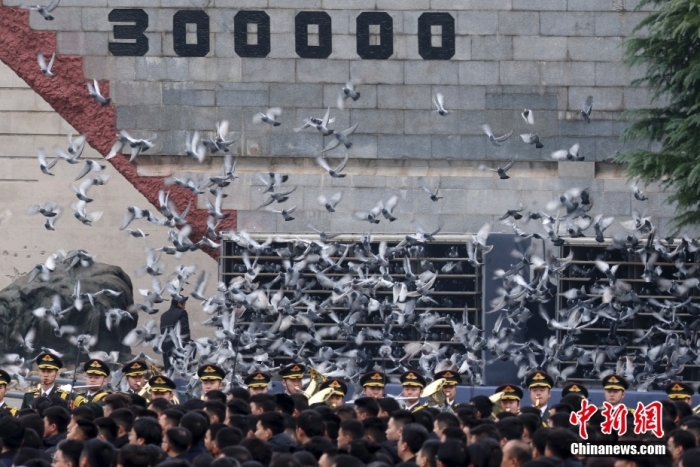 12月13日是第十個南京大屠殺死難者國家公祭日。當天上午，南京大屠殺死難者國家公祭儀式在侵華日軍南京大屠殺遇難同胞紀念館舉行。圖為國家公祭儀式現場。<a target='_blank' href='/'><p  align=