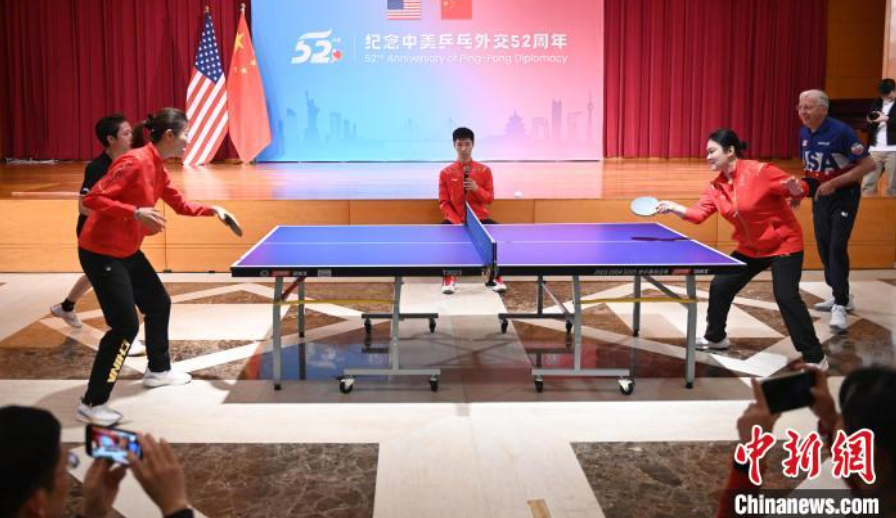 當地時間12月13日，中國駐美使館在華盛頓舉辦慶?；顒蛹o念中美乒乓外交52周年。圖為丁寧、劉偉、戴爾等中美運動員上演混雙表演賽。中新社記者 陳孟統 攝