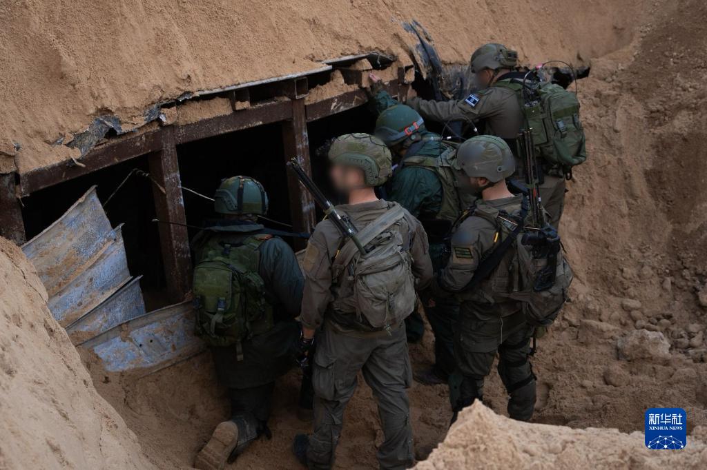 這張以色列國防軍12月17日發布的照片顯示，以軍地面部隊在加沙地帶發現一處大型地下隧道。新華社發