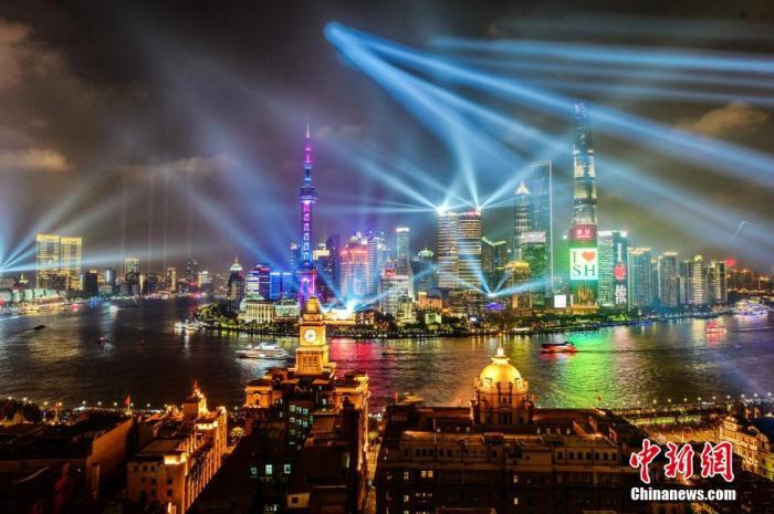 資料圖：上海外灘國慶燈光秀流光溢彩。 黃偉國 攝