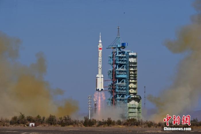資料圖：北京時間2023年10月26日11時14分，搭載神舟十七號載人飛船的長征二號F遙十七運載火箭在酒泉衛星發射中心點火發射。汪江波 攝