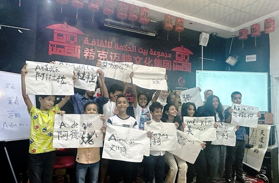 學著用中文書寫自己姓名的埃及兒童們。埃及?？诉~特文化集團供圖
