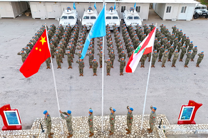 1月1日，中國第22批赴黎巴嫩維和官兵們舉行升旗儀式。胡光明攝