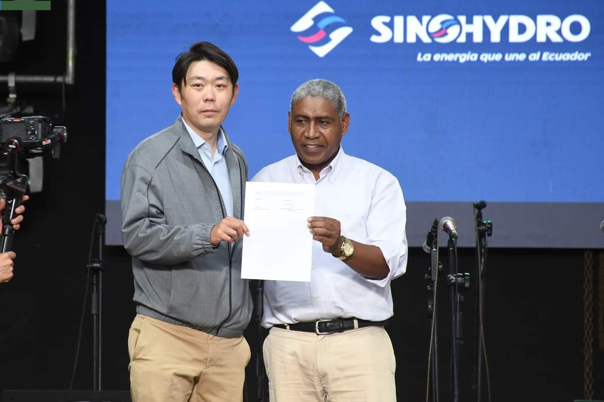 中國電建厄瓜多爾國別代表白納（左）代表中國電建向厄瓜多爾埃爾查科市康復中心捐贈了一批康復器材，埃爾查科市市長奧斯卡·德拉克魯斯·卡瓦蒂霍（右）對中國企業的善舉表示感謝。中國電建厄瓜多爾代表處供圖