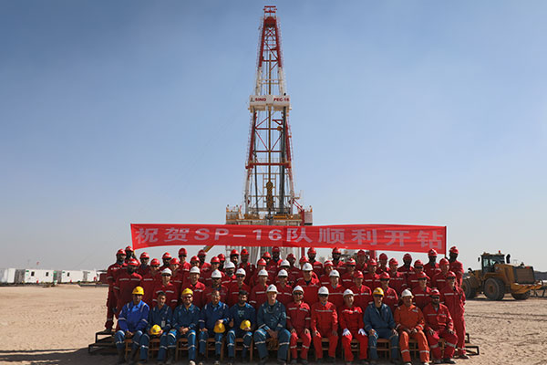 12月25日，中石化國工科威特分公司SINOPEC-16隊在科威特北部油區順利開鉆。中石化供圖