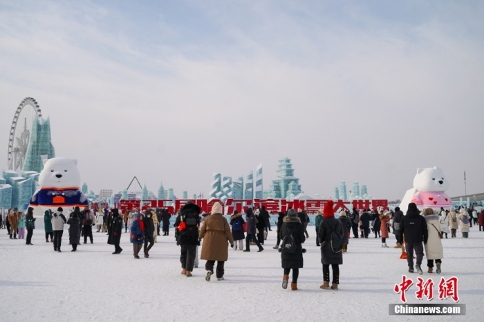1月4日，第25屆哈爾濱冰雪大世界內的冰雕吸引游客觀看。白天的冰雪大世界，游客仿佛置身現實版“冰雪奇緣”。<a target='_blank' href='/'><p  align=