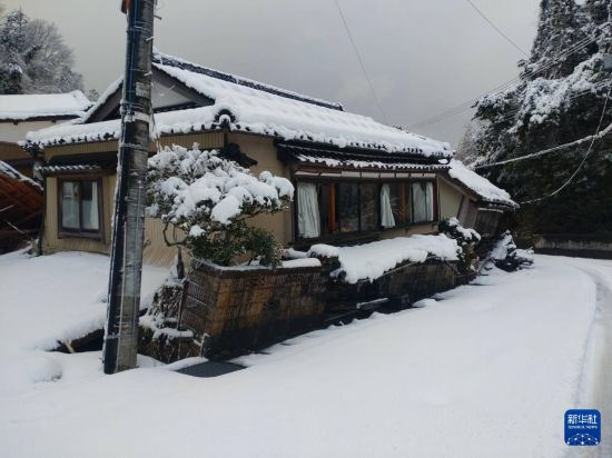 這是1月8日拍攝的日本能登半島地震災區珠洲市的街景。