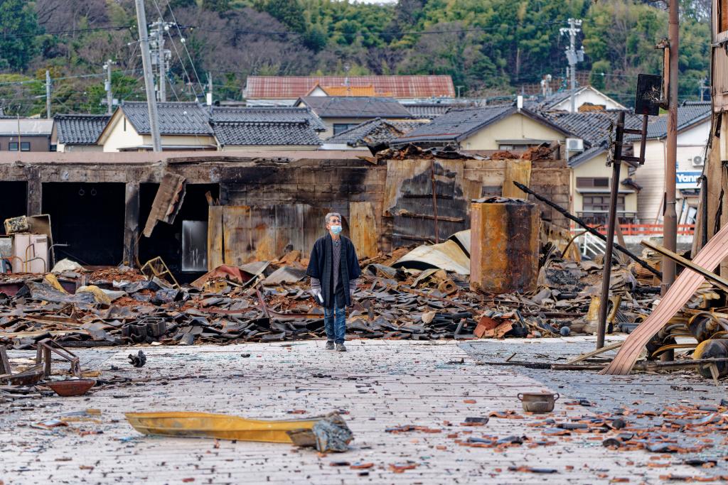 1月4日，一名市民查看日本石川縣輪島市“輪島早市”廢墟。新華社記者張笑宇攝