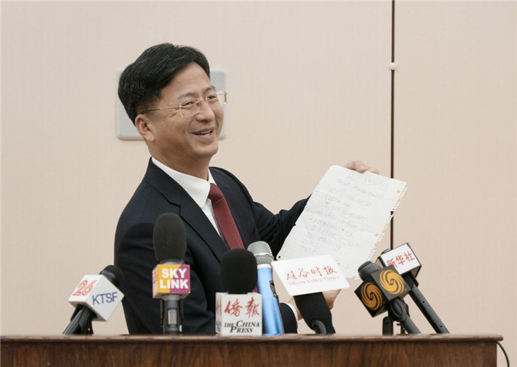 張建敏總領事向媒體展示領區小學生來信。中國駐舊金山總領館供圖
