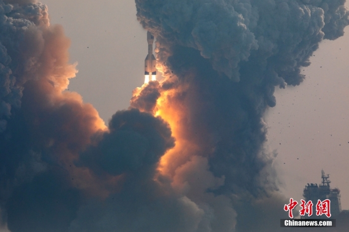 北京時間1月11日13時30分，引力一號遙一運載火箭由太原衛星發射中心在山東海陽附近海域點火升空，將云遙一號18～20星3顆衛星送入預定軌道，飛行試驗任務獲得圓滿成功。這是引力一號火箭首次飛行，創造全球最大固體運載火箭、中國運力最大民商火箭紀錄。圖/太原衛星發射中心