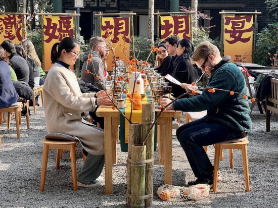 哥倫比亞大學青年學生代表團與蒲江縣鐵牛村村民一起交流、品嘗當地的小火鍋。