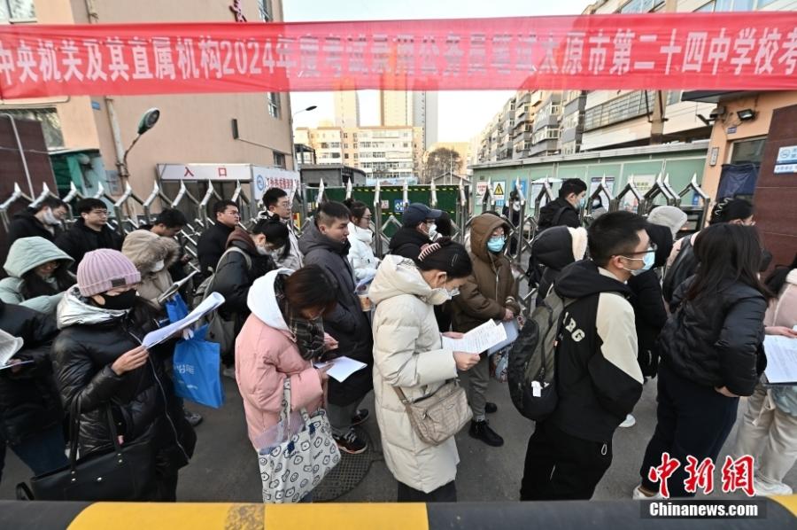 2023年11月26日，山西省太原市，考生步入考場。當日，中央機關及其直屬機構2024年度考試錄用公務員公共科目筆試開考。<a target='_blank' href='/'><p  align=