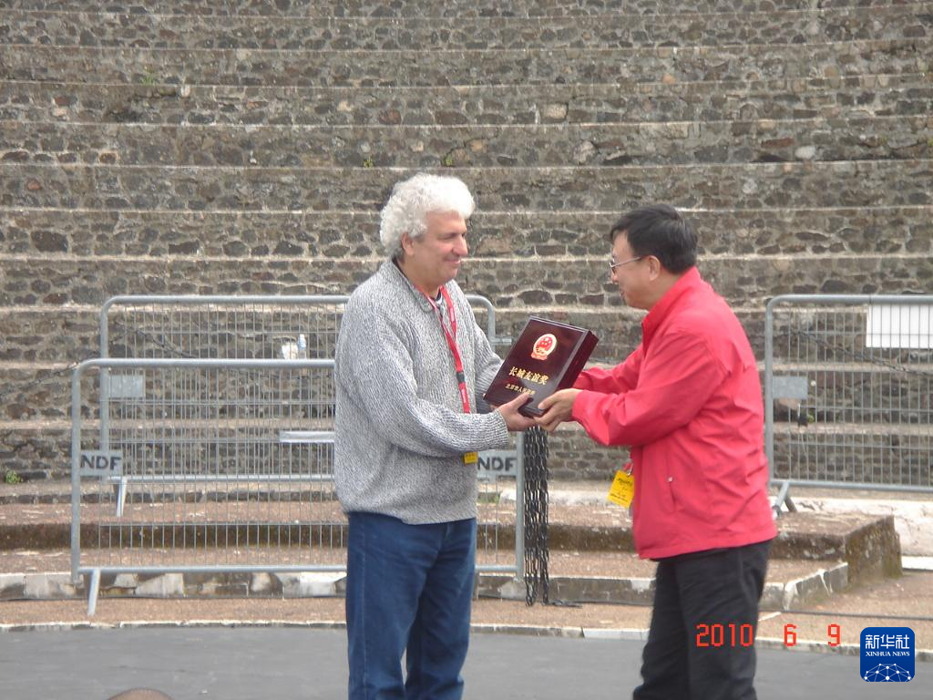 這是2010年帕特里克·索米耶（圖左）獲頒北京市人民政府授予的“長城友誼獎”時的資料照片。新華社發（受訪對象供圖）