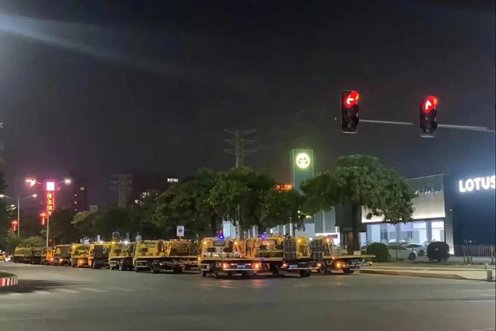 有多輛拖車出現在東莞寮步汽車城門口。視頻截圖