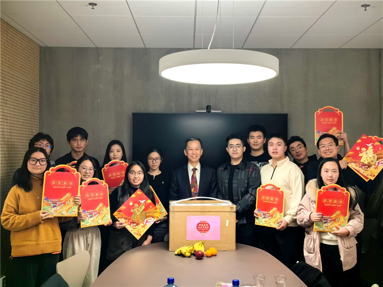中國駐瑞典大使崔愛民看望慰問瑞典隆德大學中國留學生。中國駐瑞典大使館供圖