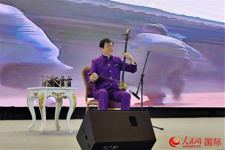 二胡演奏家、國家一級演員王之輝演奏《新春樂》。人民網記者 于宏建攝