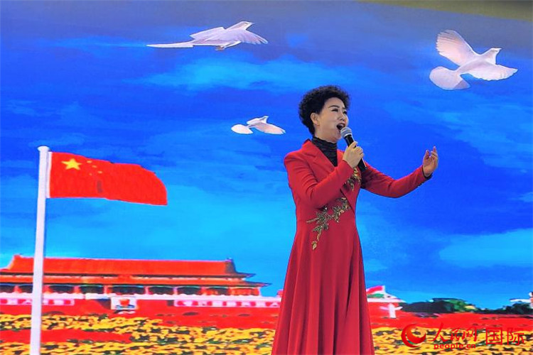 女高音歌唱家、國家一級演員江如虹演唱《我愛你中國》。人民網記者 于宏建攝