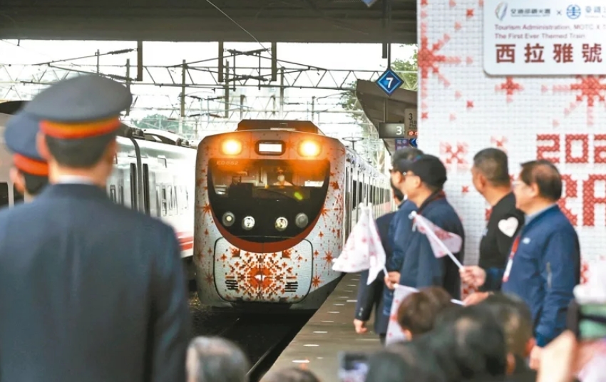 圖為彩繪列車“SIRAYA西拉雅號”。圖片來源：臺灣《聯合報》侯永全攝