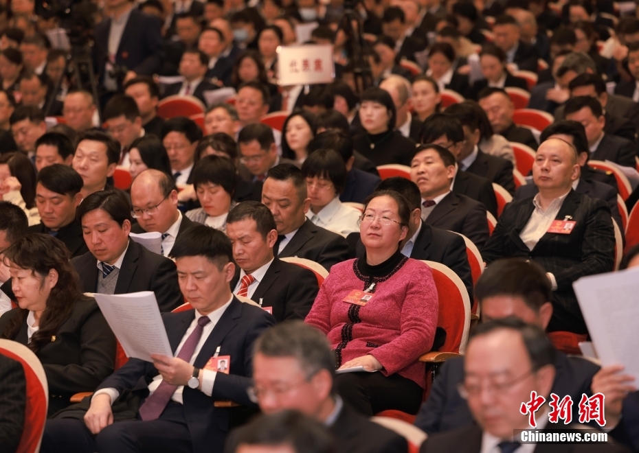 1月23日，安徽省第十四屆人民代表大會第二次會議在合肥開幕。圖為代表委員認真聽取政府工作報告。