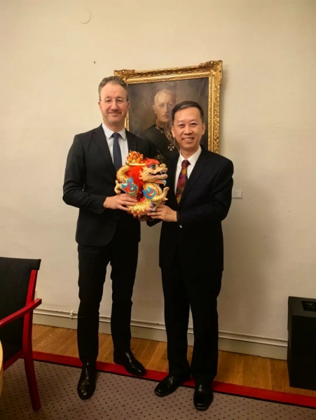 中國駐瑞典大使崔愛民（右）會見瑞典外交部外貿總司長嚴波（左）。中國駐瑞典大使館供圖