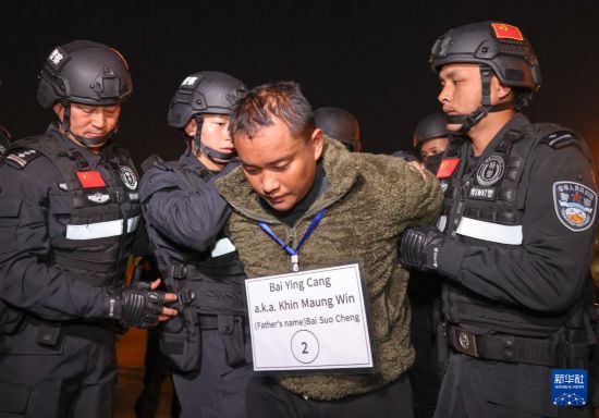 1月30日，在緬甸內比都國際機場，緬甸警方依法向我公安機關移交緬北重大犯罪嫌疑人白應蒼。新華社記者 殷剛 攝