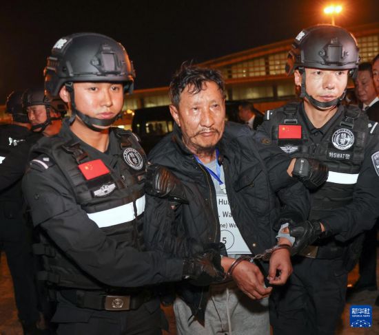 1月30日，在緬甸內比都國際機場，緬甸警方依法向我公安機關移交緬北重大犯罪嫌疑人魏懷仁。新華社記者 殷剛 攝