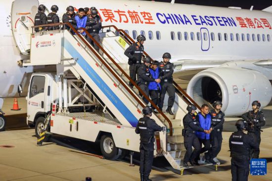 1月30日，在云南昆明長水機場，白所成、白應蒼、魏懷仁、劉正祥、劉正茂、徐老發等10名緬北重大犯罪嫌疑人被我公安機關成功押解回國。新華社記者 殷剛 攝