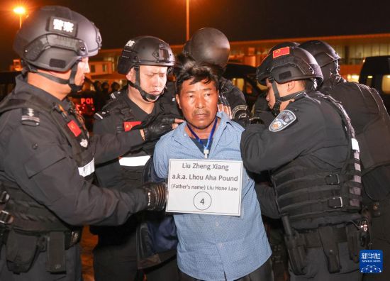 1月30日，在緬甸內比都國際機場，緬甸警方依法向我公安機關移交緬北重大犯罪嫌疑人劉正祥。新華社記者 殷剛 攝