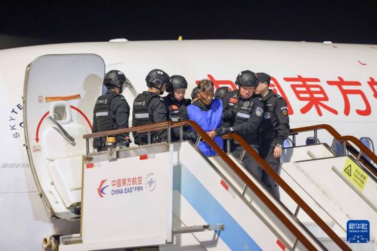 1月30日，在云南昆明長水機場，緬北重大犯罪嫌疑人白所成被我公安機關成功押解回國。新華社記者 殷剛 攝