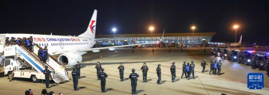 1月30日，在云南昆明長水機場，白所成、白應蒼、魏懷仁、劉正祥、劉正茂、徐老發等10名緬北重大犯罪嫌疑人被我公安機關成功押解回國。新華社記者 殷剛 攝