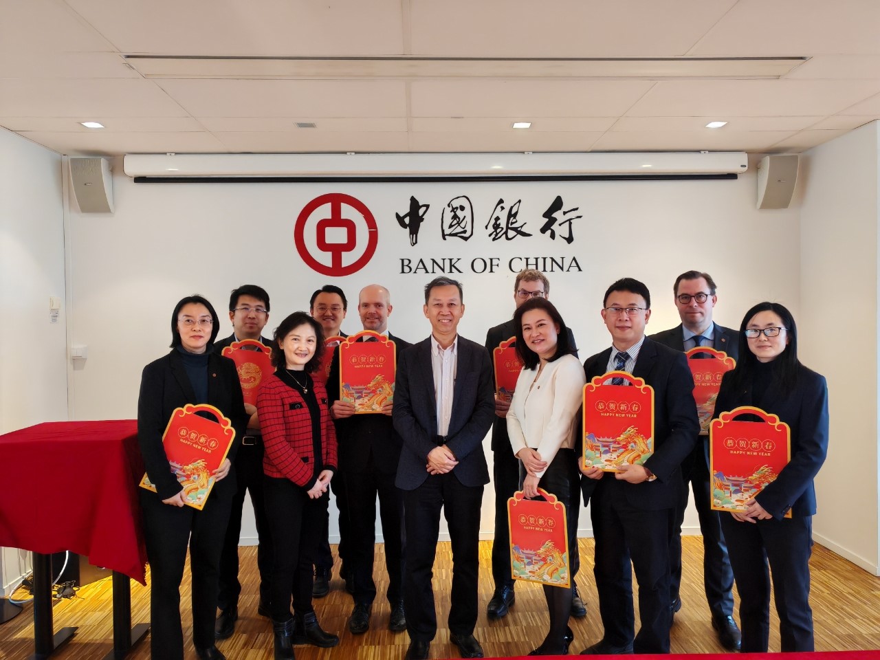 中國駐瑞典大使崔愛民（左六）與中國銀行（歐洲）有限公司斯德哥爾摩分行中外員工合影。中國駐瑞典大使館供圖