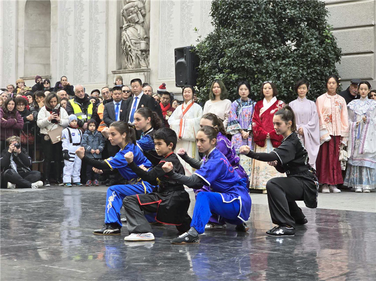 當地武術學院進行武術表演。張錫琪攝