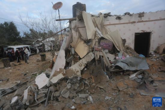 2月5日，在加沙地帶南部城市拉法，人們查看以軍空襲后的建筑廢墟。新華社發（哈立德·奧馬爾攝）