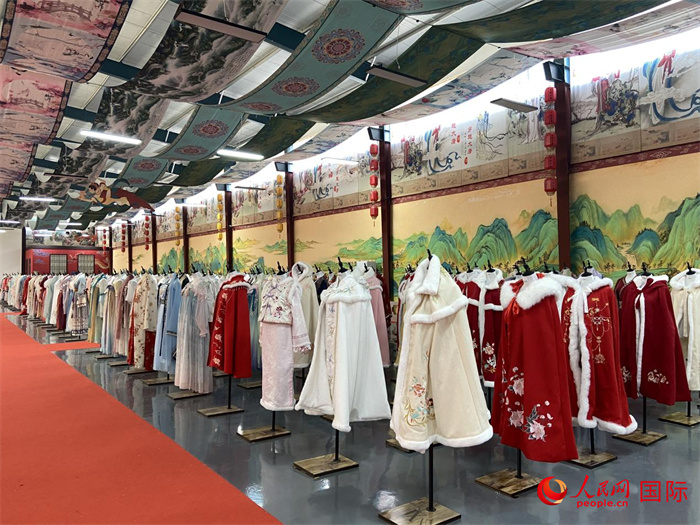 1月24日，在山東省菏澤市曹縣大集鎮穿越大唐漢服云倉直播基地展廳里擺放的漢服。 人民網 周琳佳攝