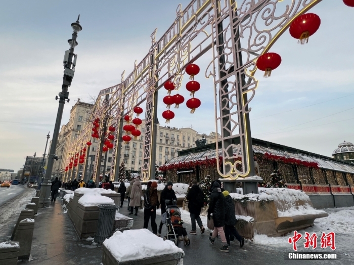 當地時間2月9日，中國農歷新年慶?；顒訂觾x式在莫斯科市中心的卡梅爾格爾斯基巷舉行。圖為特維爾大街裝飾的中國大紅燈籠。<a target='_blank' href='/'><p  align=