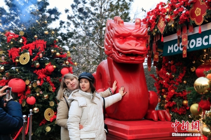 當地時間2月9日，中國農歷新年慶?；顒訂觾x式在莫斯科市中心的卡梅爾格爾斯基巷舉行。中國駐俄大使張漢暉，俄羅斯外交部發言人扎哈羅娃，以及俄羅斯文化部和莫斯科市政府官員出席。慶?；顒訉⒊掷m至18日。圖為當地民眾在特維爾廣場與龍雕塑合影。