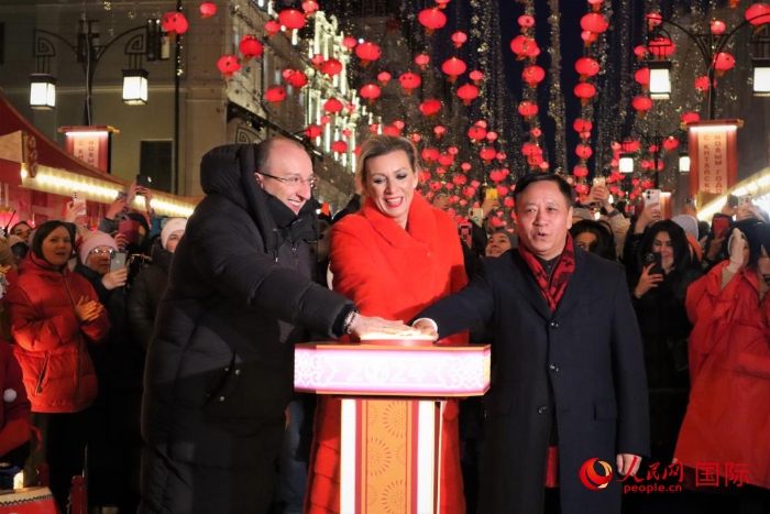 張漢暉、扎哈羅娃、科茲洛夫（從右至左）共同按下活動啟動按鈕。于子恒攝