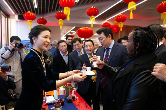 2月2日，人們在位于意大利羅馬的聯合國糧農組織總部體驗中國茶藝。新華社記者李京攝