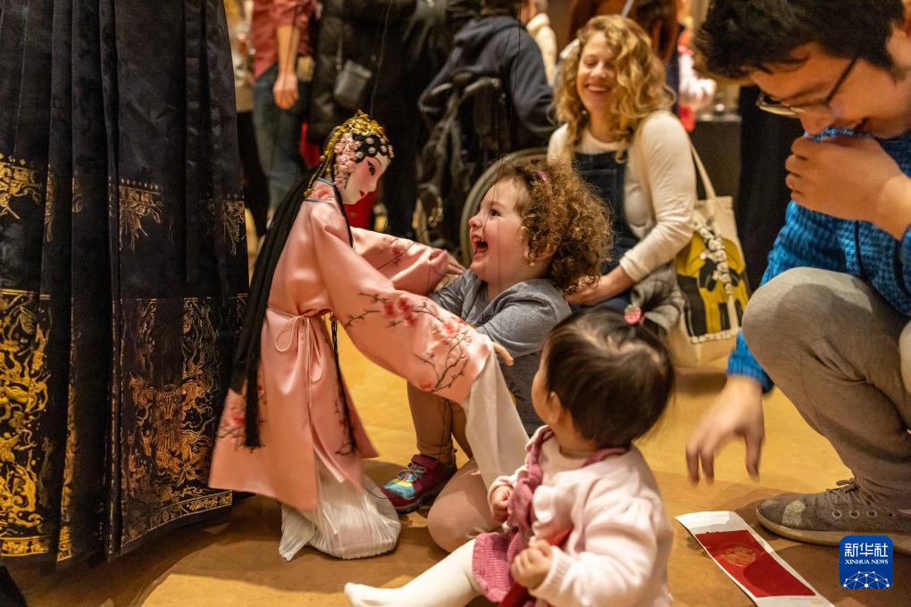 2月11日，孩子們在美國費城藝術博物館舉行的龍年迎新春活動上體驗木偶戲。新華社發（周煥新攝）