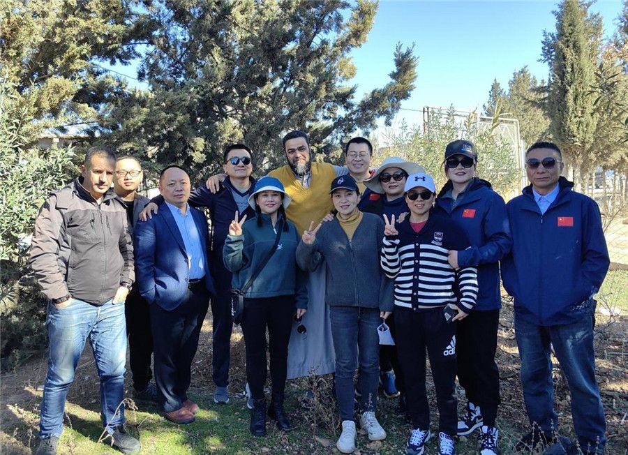 中國醫生們與穆罕默德一家人合影留念。中國第28批援阿爾及利亞醫療隊塞地夫分隊供圖
