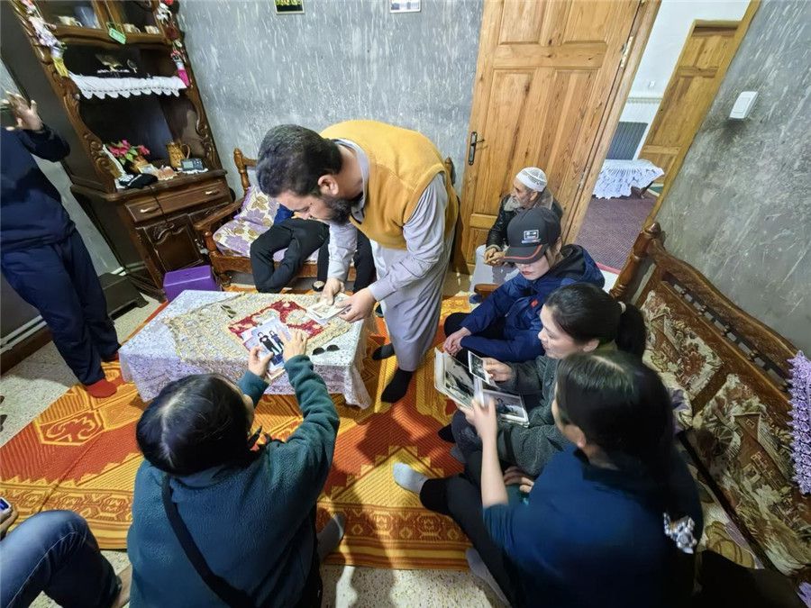 穆罕默德醫生講述與中國醫生結緣的老照片。中國第28批援阿爾及利亞醫療隊塞地夫分隊供圖