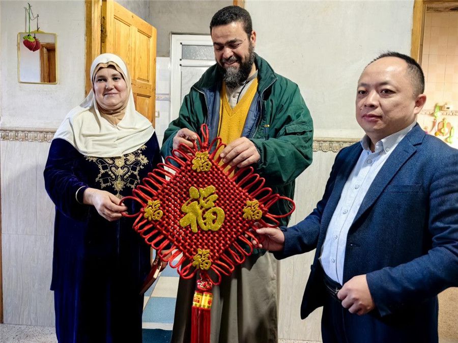 中國醫生向穆罕默德贈送中國新春福字。中國第28批援阿爾及利亞醫療隊塞地夫分隊供圖