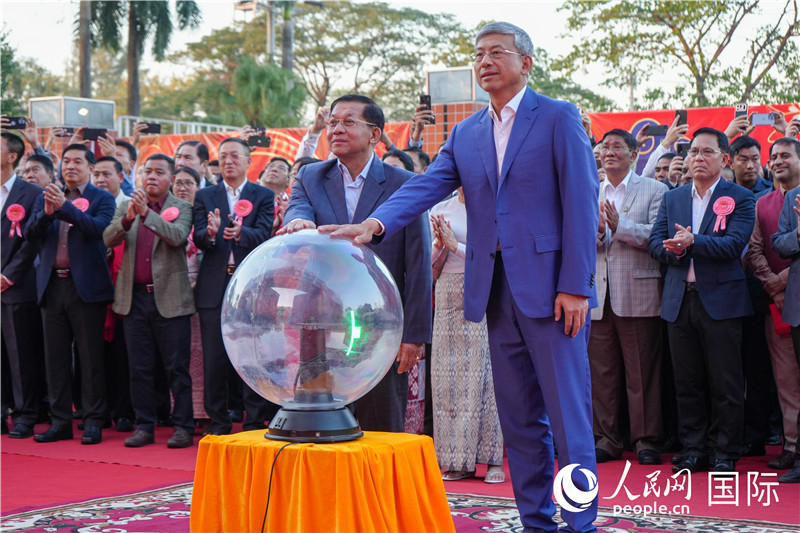 敏昂萊主席和陳海大使在中方援建和改造升級的仰光杜溫納國家體育館前共同按亮水晶球，啟動“錦繡唐人街”新春慶典-人民網記者謝佳君攝