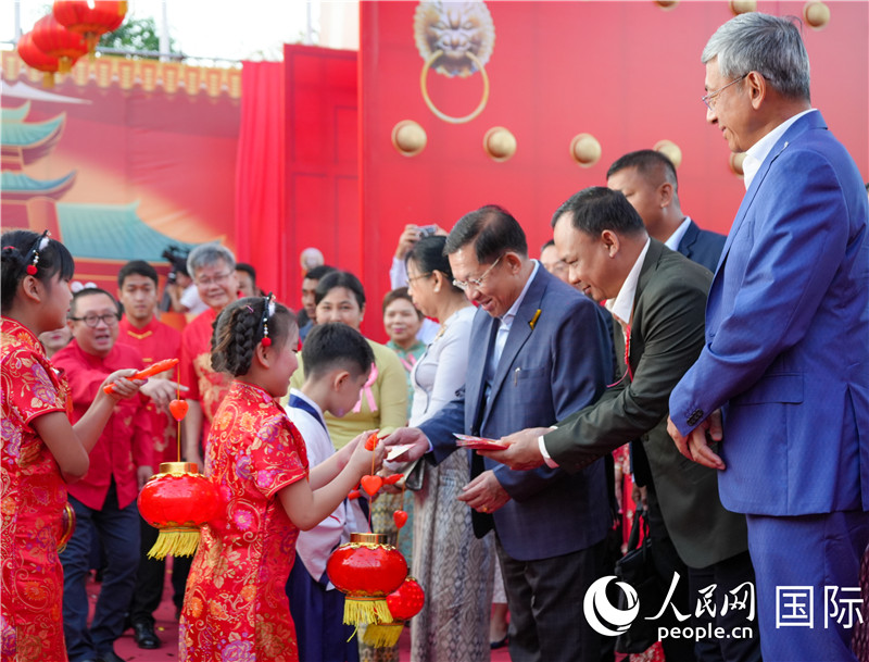 在活動現場，敏昂萊主席夫婦根據當地傳統向兒童送祝福1-人民網記者謝佳君攝