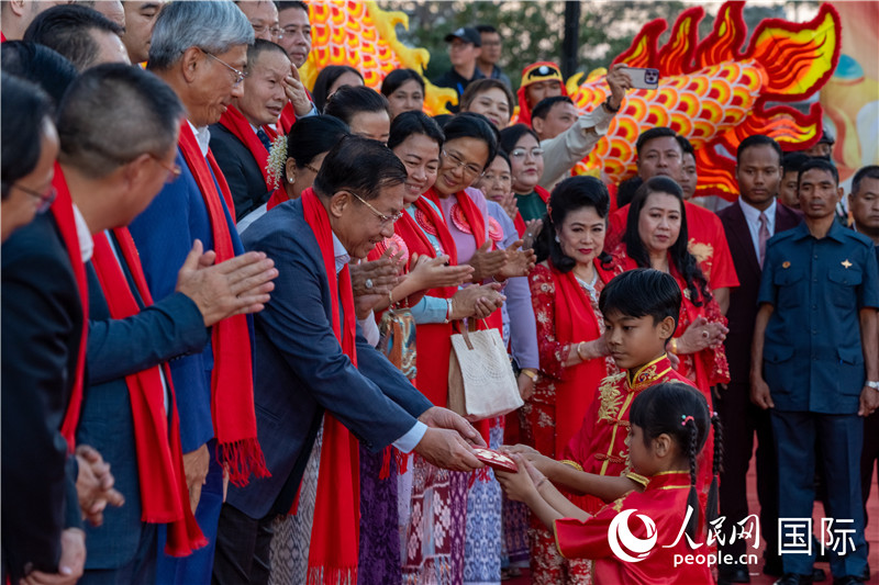 在活動現場，敏昂萊主席根據當地傳統向兒童送祝福2-人民網記者謝佳君攝