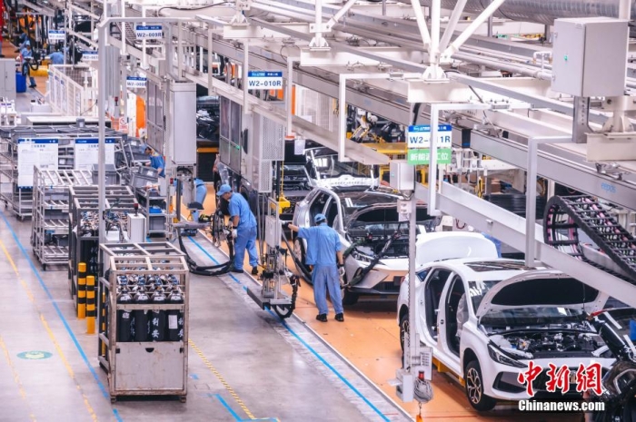 資料圖：工人在新能源汽車生產線上作業。李南軒 攝