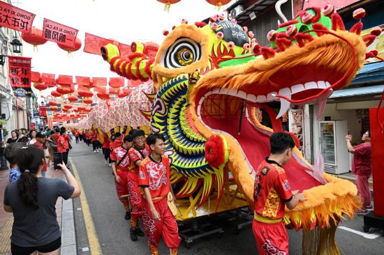 2月1日，由馬來西亞和中國的100多名青少年組成的舞龍隊在馬來西亞馬六甲市雞場街上共舞一條近200米的“長龍”。這是活動現場的“長龍”。新華社記者程一恒攝