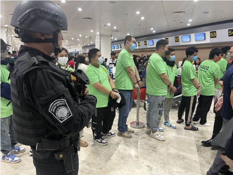 中國和菲律賓兩國執法部門合作遣返在菲從事離岸博彩的中國公民。駐菲律賓使館供圖